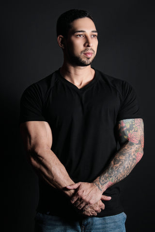Camiseta ajustada con cuello en V - Negra