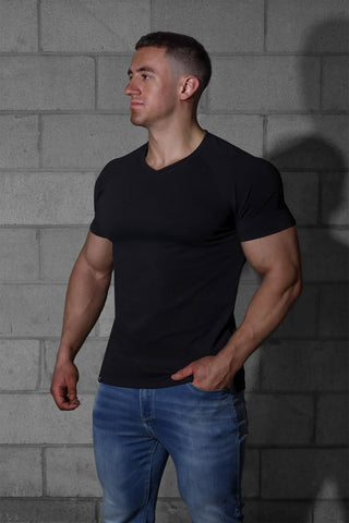 Camiseta ajustada con cuello en V - Negra