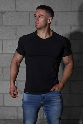 Camiseta ajustada con cuello en V - Negra