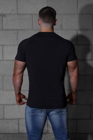 Camiseta ajustada con cuello en V - Negra