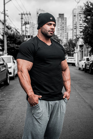 Camiseta ajustada con cuello en V - Negra